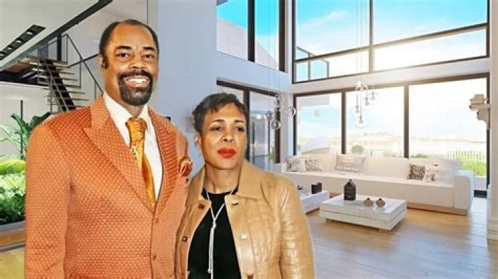 Does Adam Frazier Have A Wife? His Relationship Status Explored
