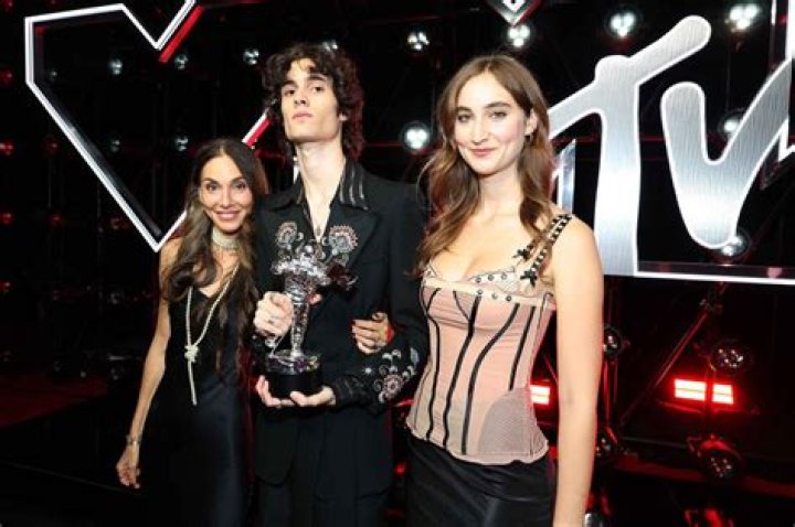 Girlfriend, Age, Parents, Net Worth, Songs, Height, Wiki, Family