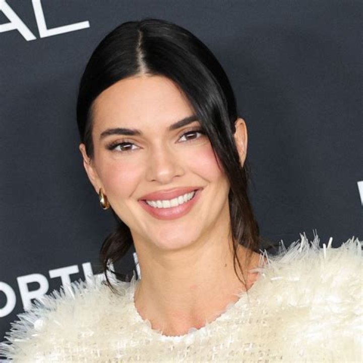 Kendall Jenner's Spanish Proficiency: Unveiling The Truth