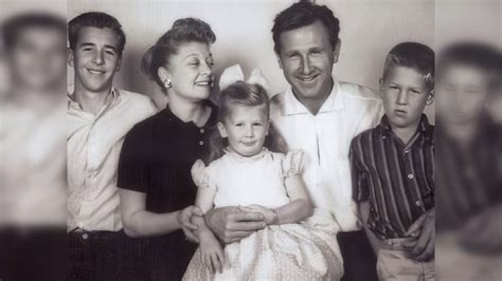 Lloyd Bridges Biography, Age, Height, Wife, Net Worth, Family |