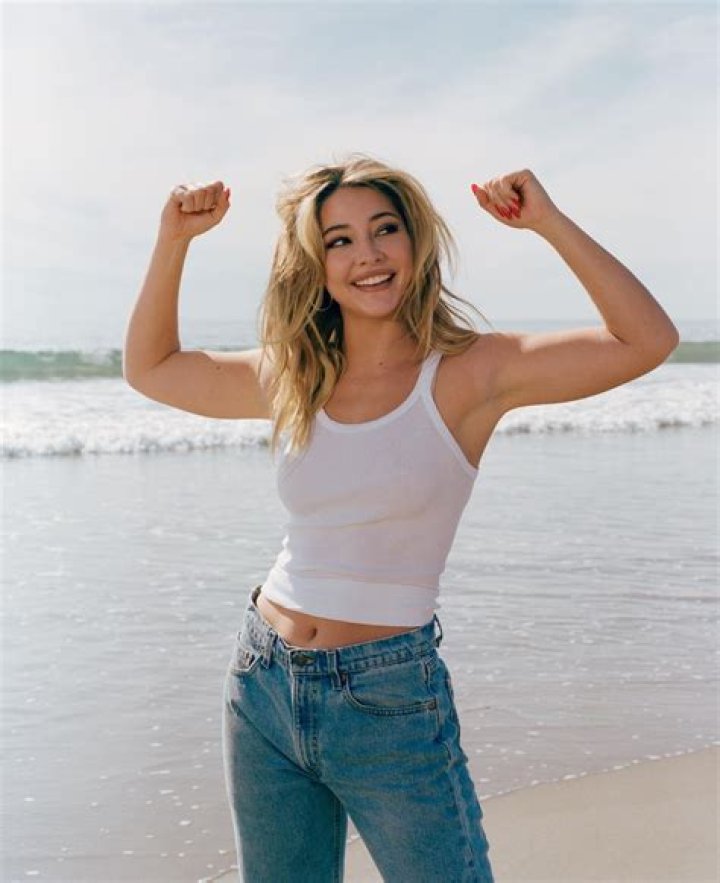 Madelyn Cline's Weight And Body Positivity