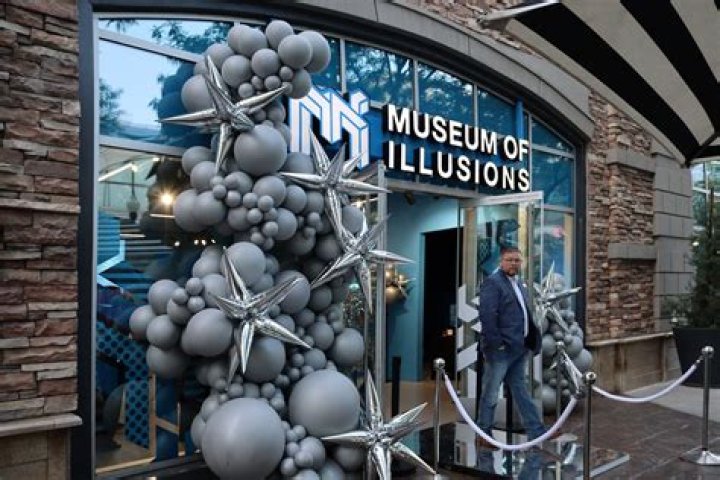 Unravel The Enigmas Of Perception At The Museum Of Illusions Philadelphia