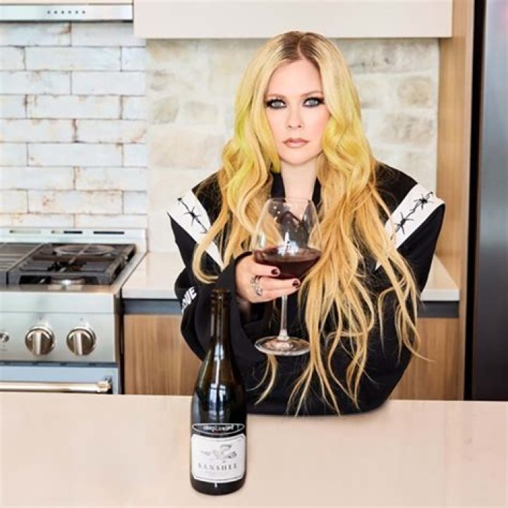 Unveiling The Truth Behind The "Avril Lavigne Fat" Rumors: An In-Depth Exploration
